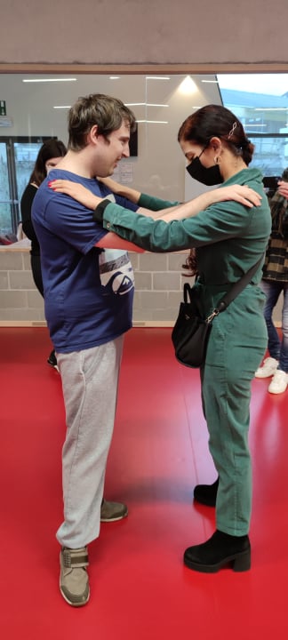 foto5: Dieter danst met de schepen van welzijn