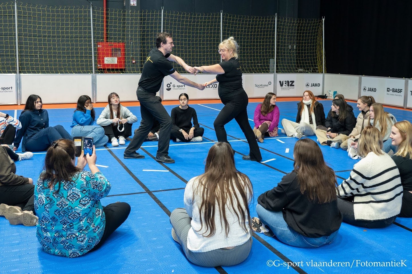 foto2: Michèle en Manuel dansen een demo omringd door zittende toeschouwers