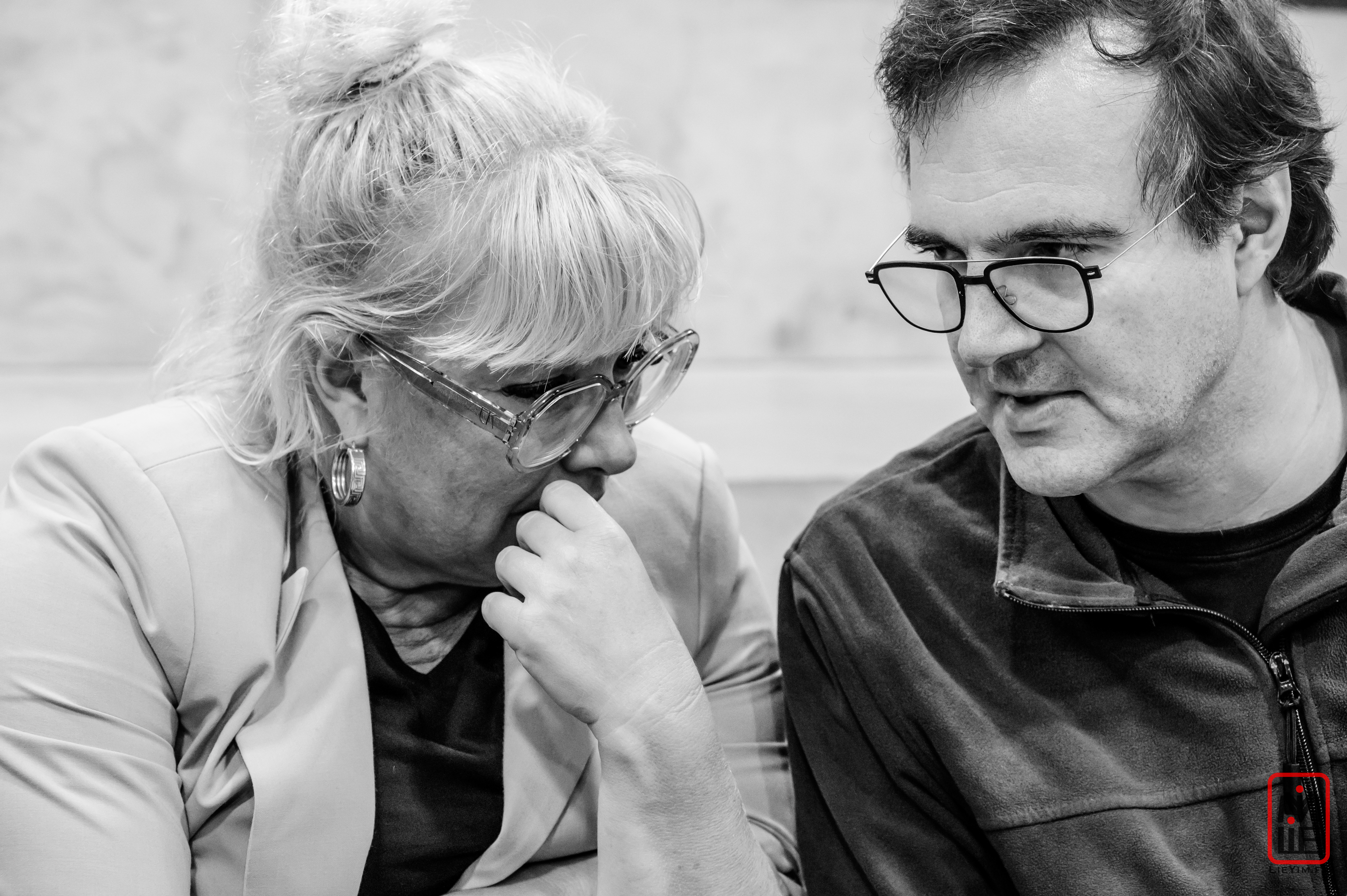 foto1: Michèle en Manuel in gesprek met elkaar