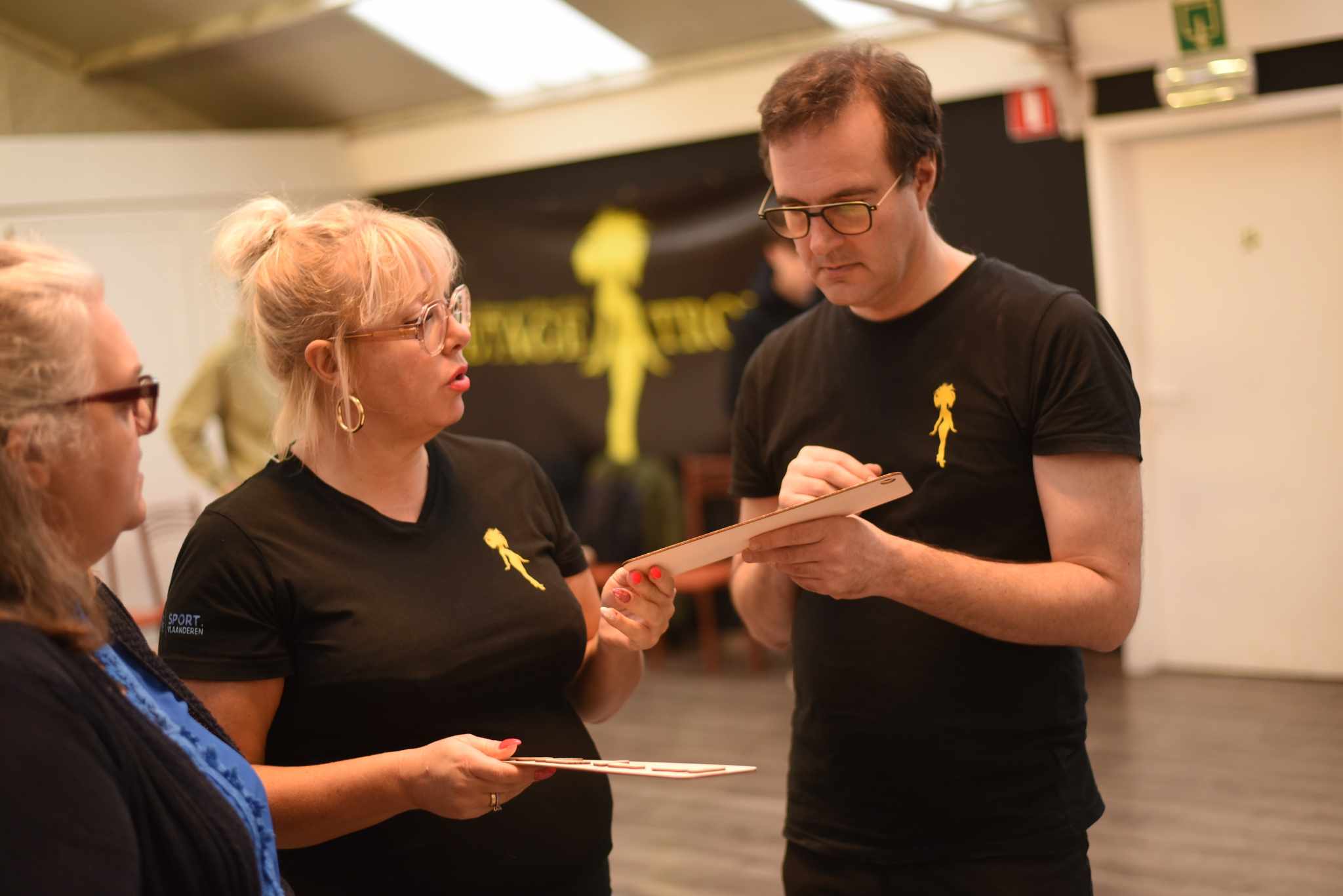 Michèle en Manuel bespreken samen met Nadine het gevoel dat de dansbordjes geven en hun interpretatie ervan