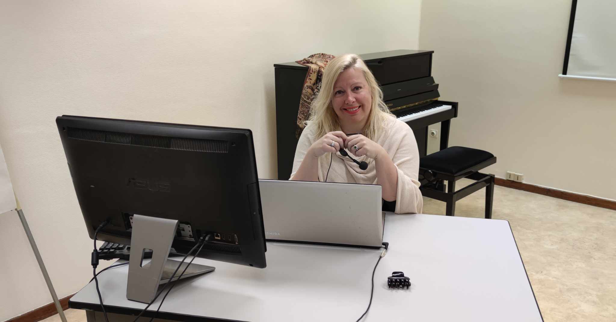 foto1: Michèle zit aan haar bureel klaar om de online sessie te starten