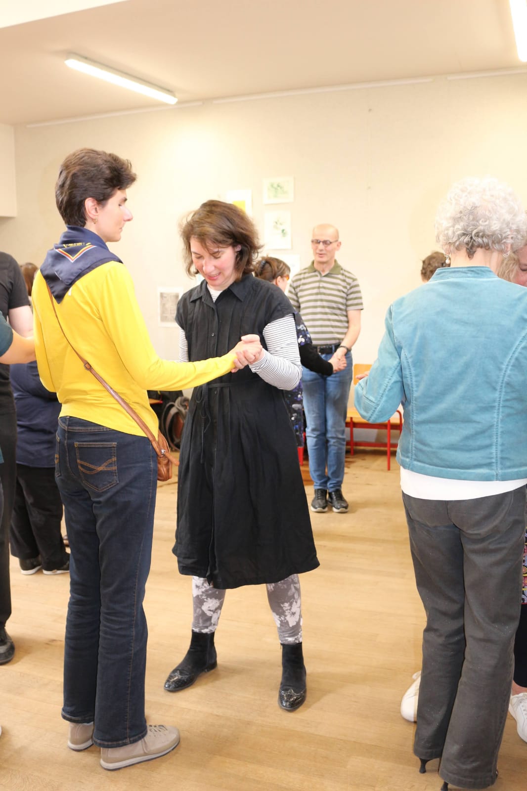 photo 1 : un danseur aveugle et un danseur voyant dansent ensemble