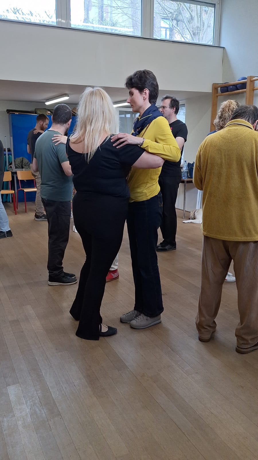 photo 3 : Michèle danse avec une femme portant un pull jaune